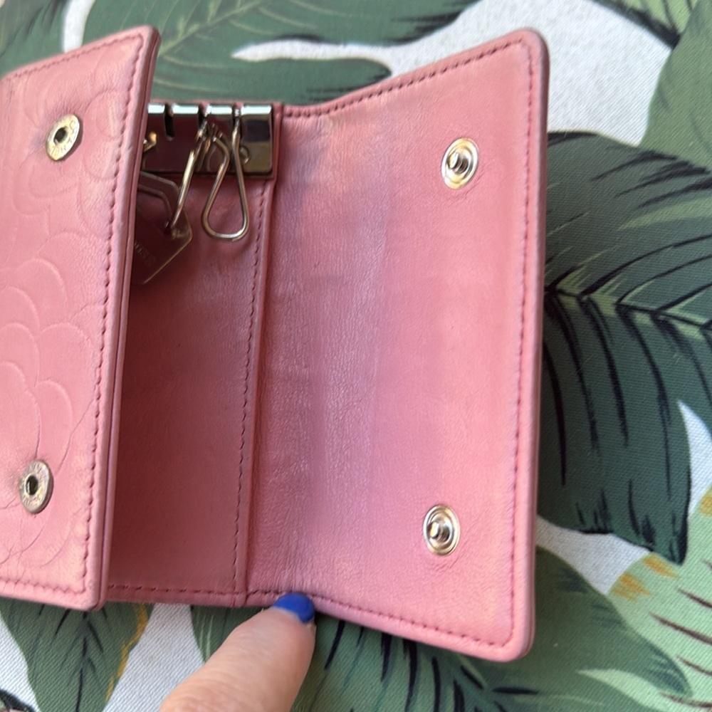 🌸🌸Amazing  camellia. Chanel key Cles in Lucious leather and perfect pink. 🌸🌸 - Picture 5 of 7